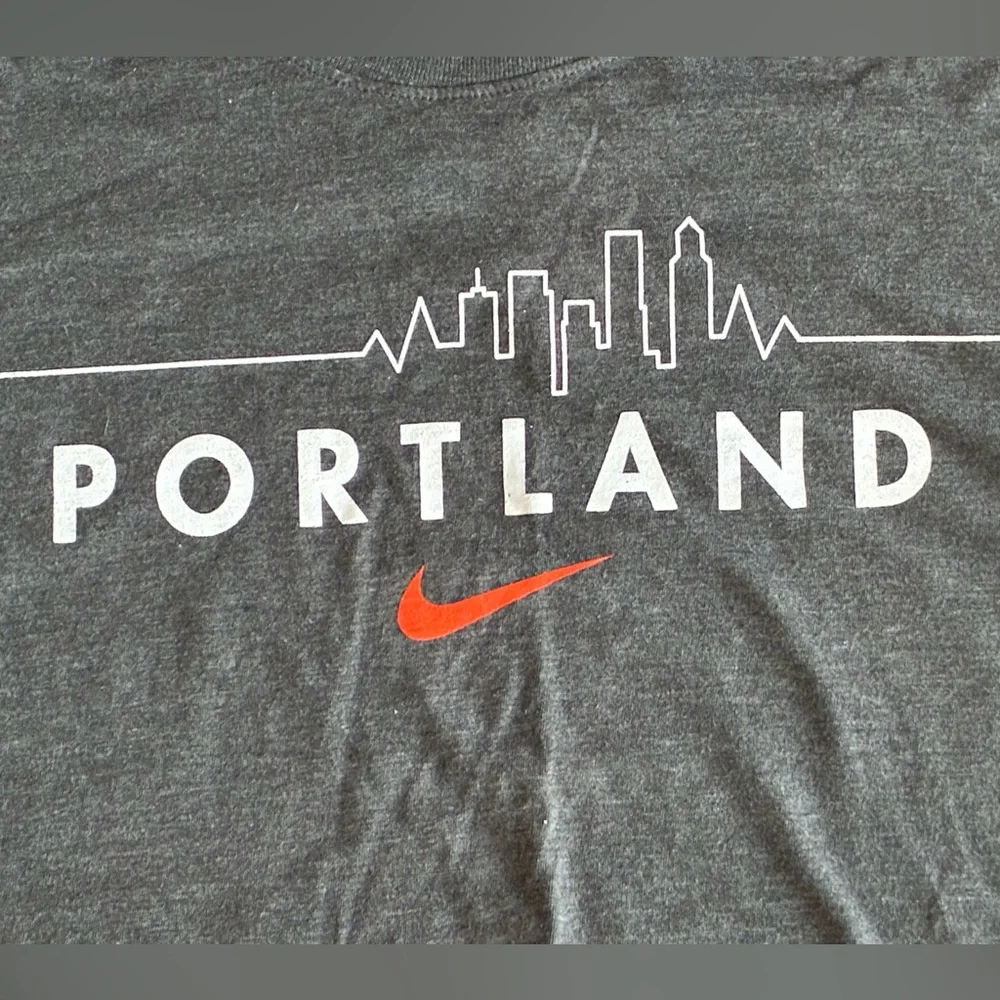 Nike Portland Skyline Heartbeat Graphic Athletic T-Shirt Gray Men L
